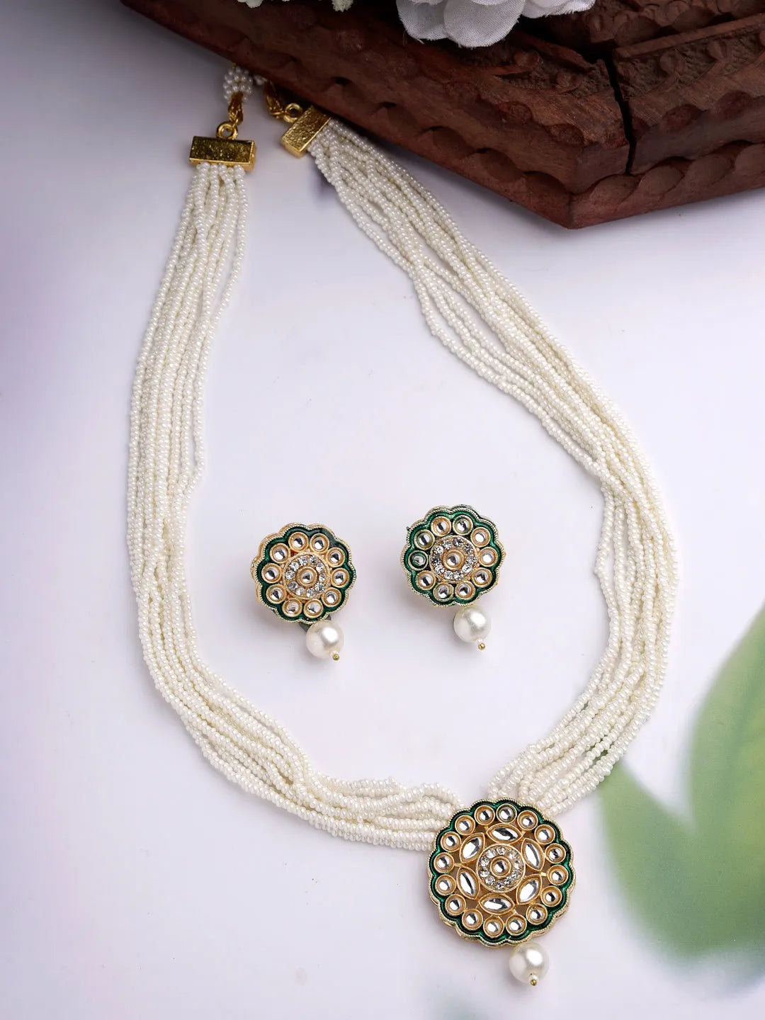 White &amp; Gold-Plated Kundan &amp; Pearl Jewellery Set